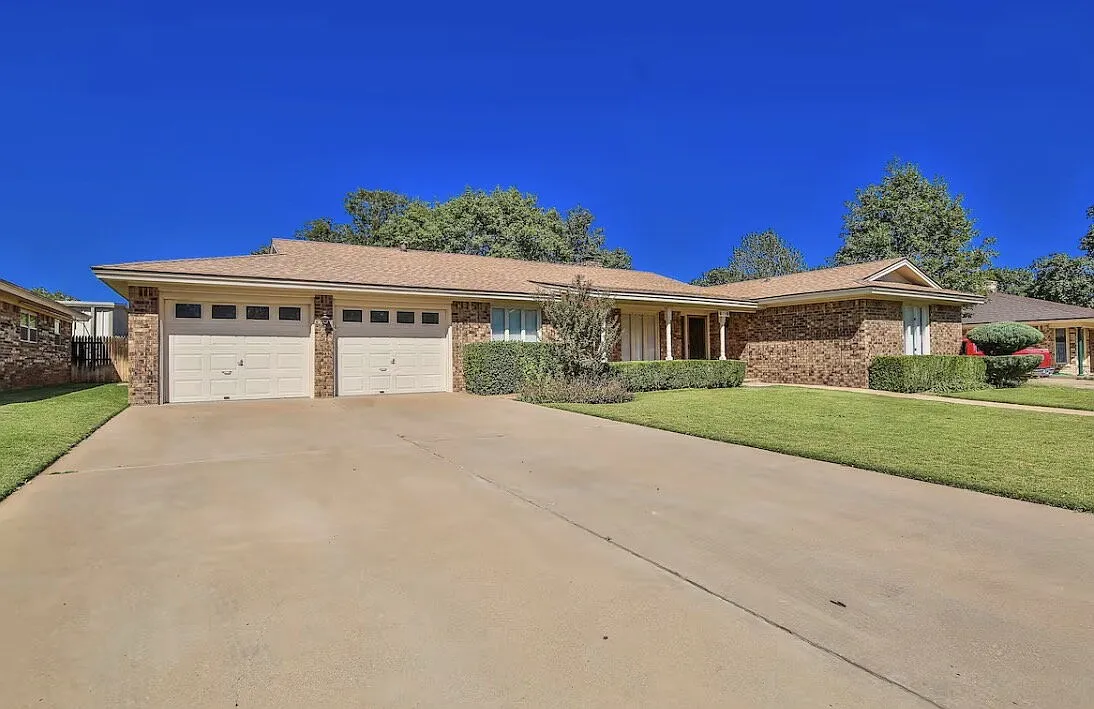 4 bed, 3.0 bath, 2654 sqft, $3,300 — Photo 2