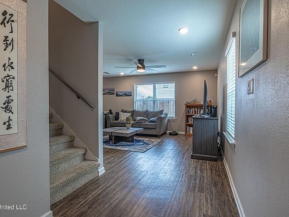 4th image of 534 W Marigold Dr