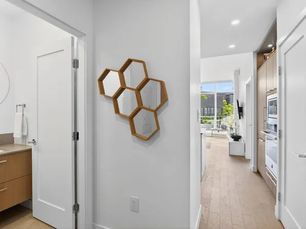 3389 Lakeshore Rd #209, Kelowna, BC V1W 4H6