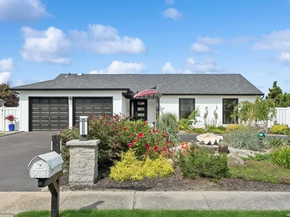 19 Shore Drive W, Copiague, NY 11726