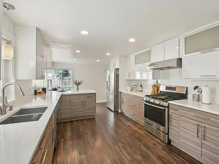 Modern, clean, gourmet kitchen, shared with 1 tenant.