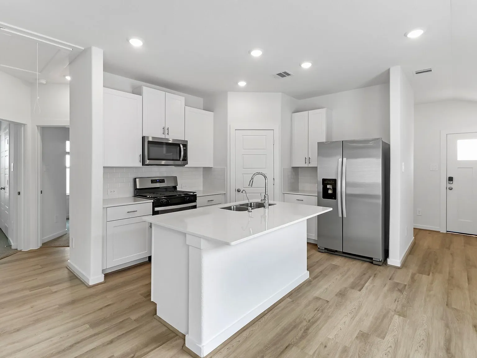 3 bed, 2.0 bath, 1449 sqft, $2,000 — Photo 4