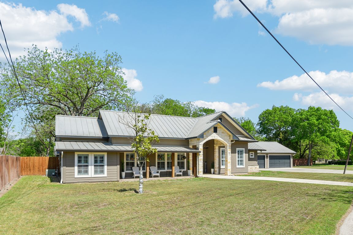 Gruene Rd-1504-005.jpg