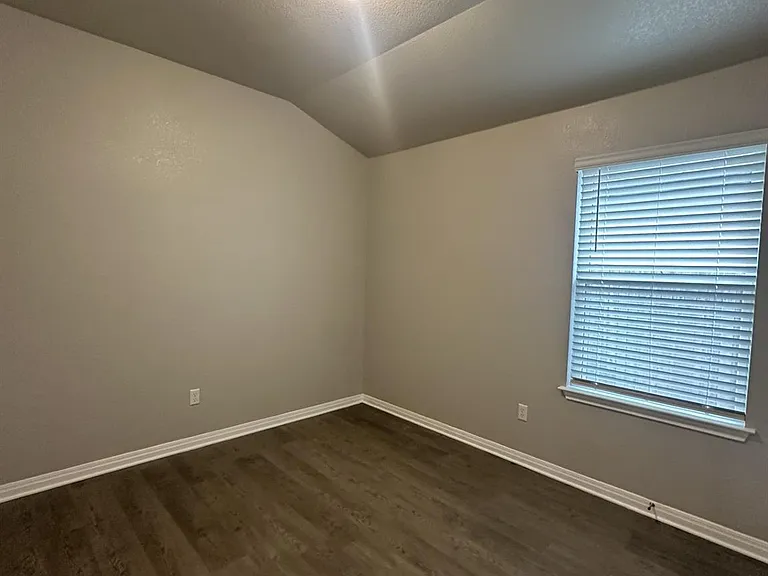 201 Longmount Cv — Photo 16