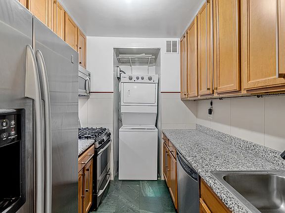 3rd image of 350 W 50th St APT 27B