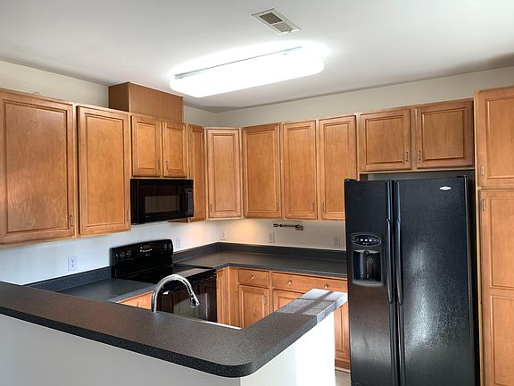 3rd image of 523 Ives Ct #523