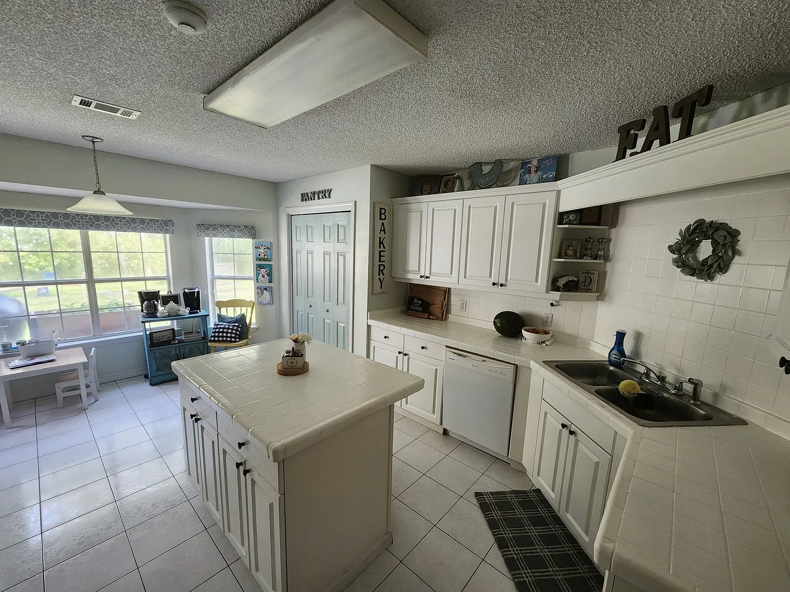 4 bed, 1926 sqft, $2,500 — Photo 2