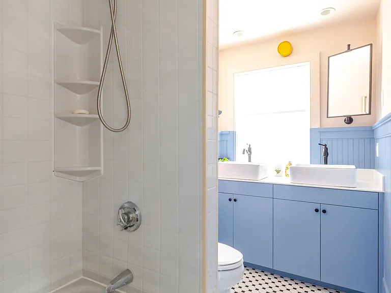 Second Level
Double sinks
Full shower and bath