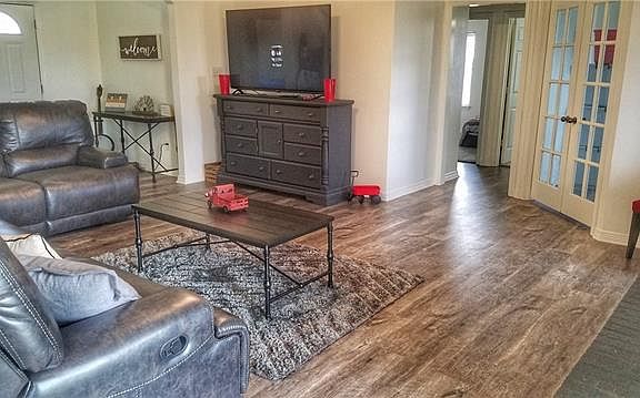3rd image of 120 Creekview Cir