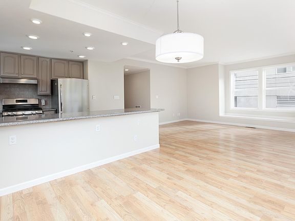 3rd image of 82 Garden St