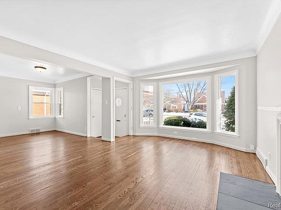 4th image of 6740 Larme Ave