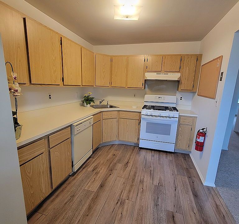 Ample cabinets & counters