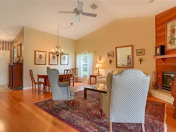 4th image of 1009 San Carlos Ave NE