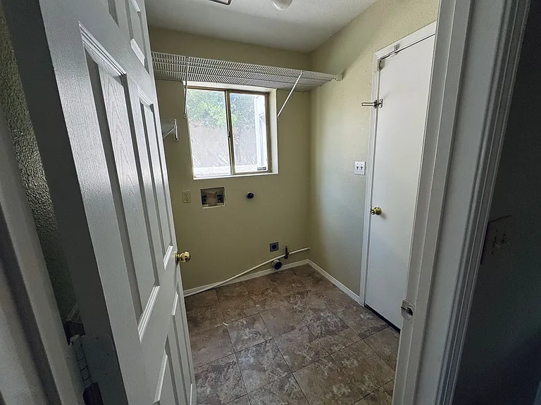 1928 Lee Loop NE — Photo 17
