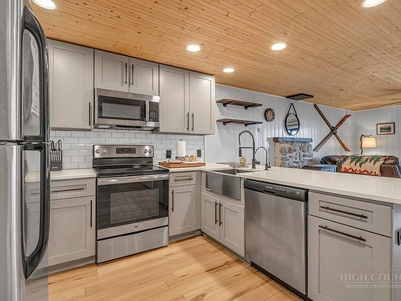 5th image of 102 Skiview Lane #2