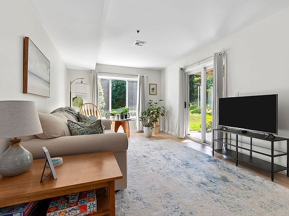 4th image of 4 Duck Pond Rd APT 206