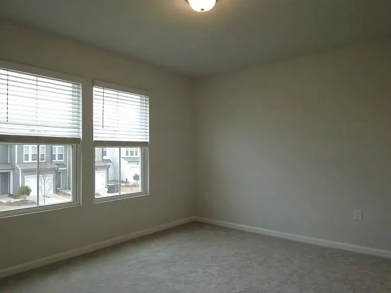 806 McKenzie Park Ter — Photo 28