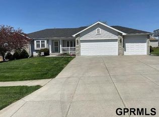6420 Gabrielle Dr, Lincoln, NE 68526