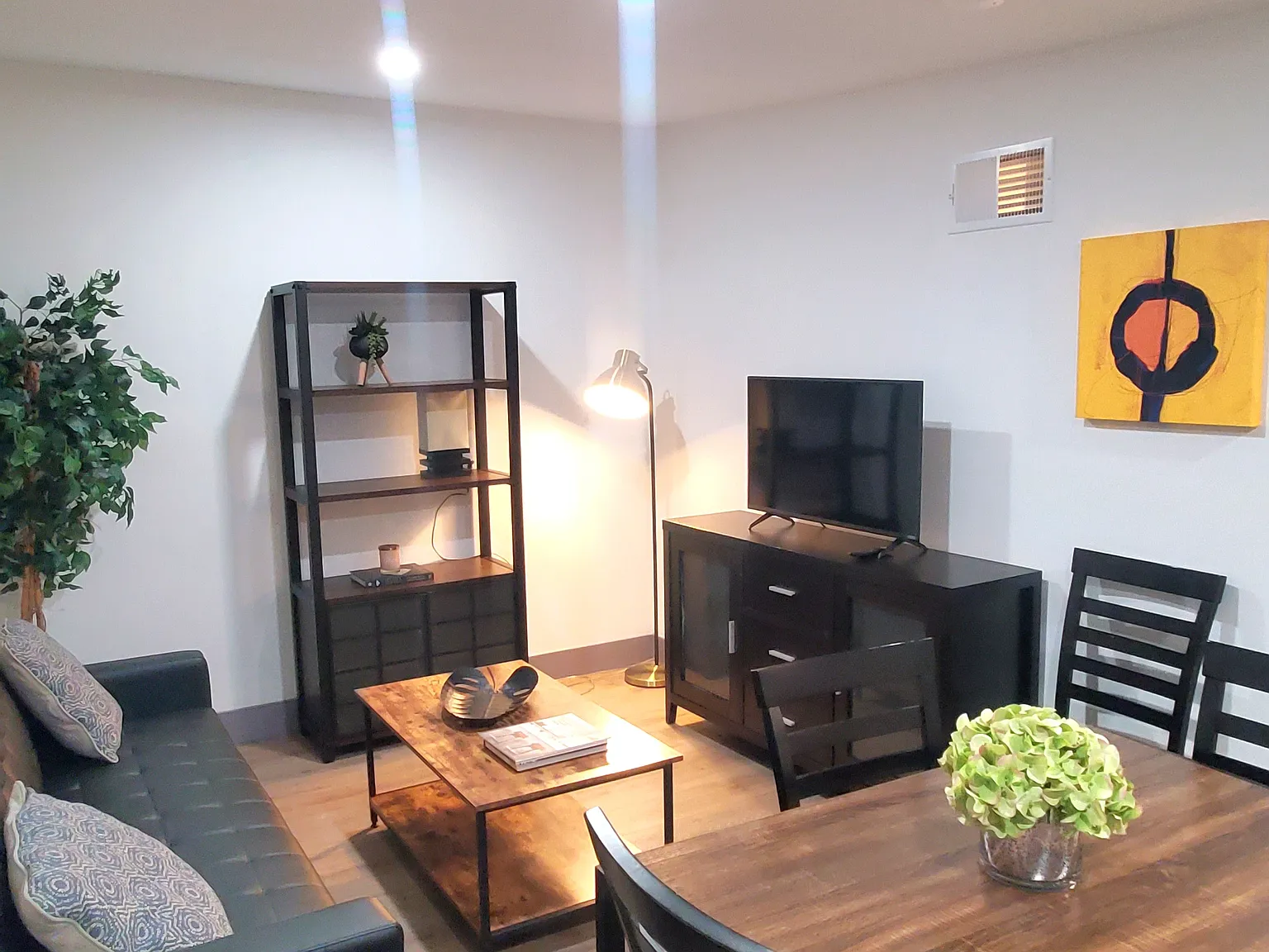 1 bed, 400 sqft, $2,100 — Photo 2