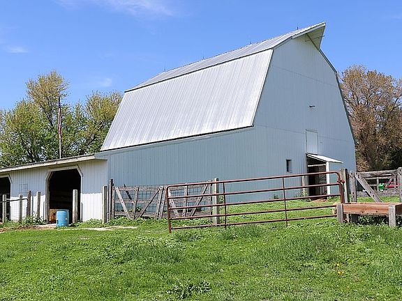 Barn, lean-to, auto waterer
