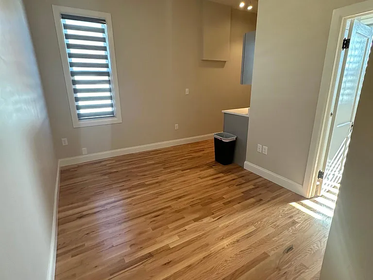 118 W 6th St #10 — Photo 6