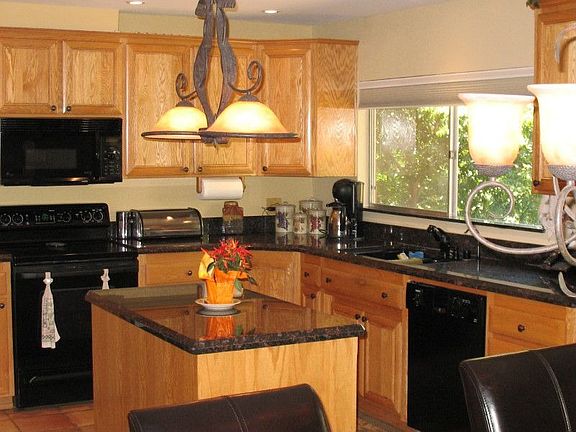 Spacious brite kitchen with grantie tops