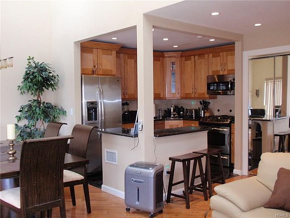 3rd image of 5 Linden Ln