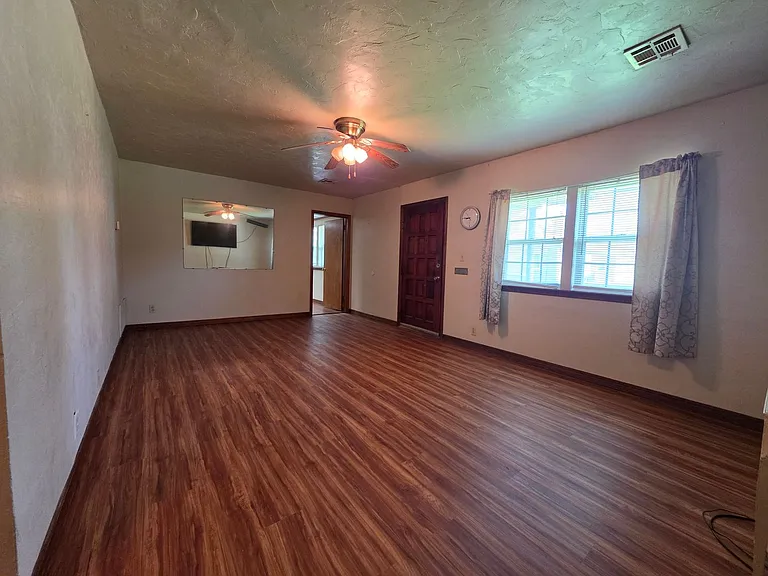 711 W Burns St — Photo 11