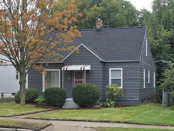 2nd image of 906 Leonard St NE