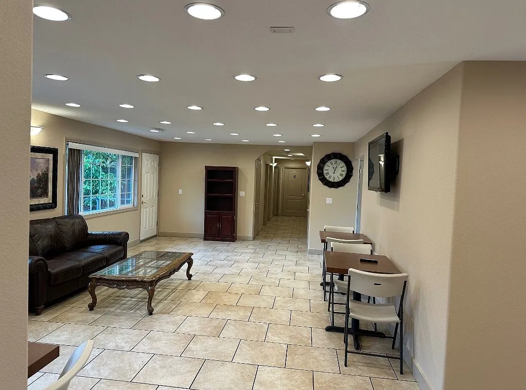 7 bed, 2.5 bath, 2200 sqft, $7,500 — Photo 2