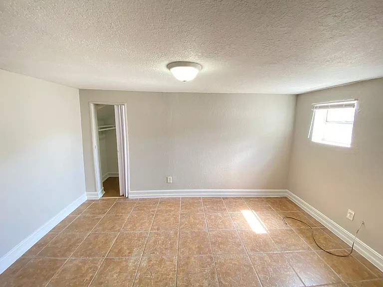 812 W Livingston St #B — Photo 9