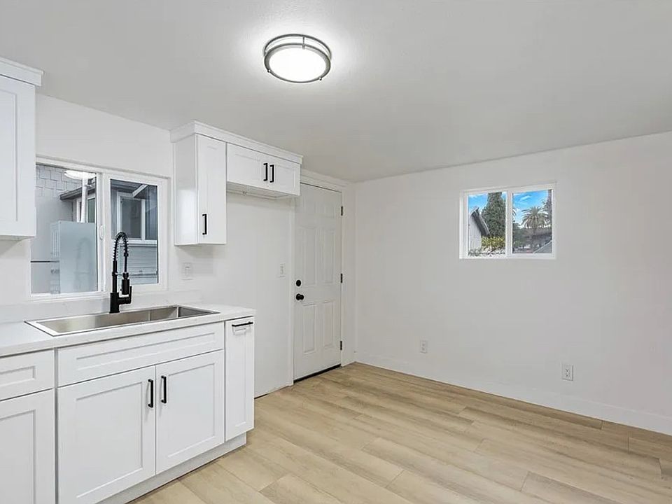 Main entrance & kitchen