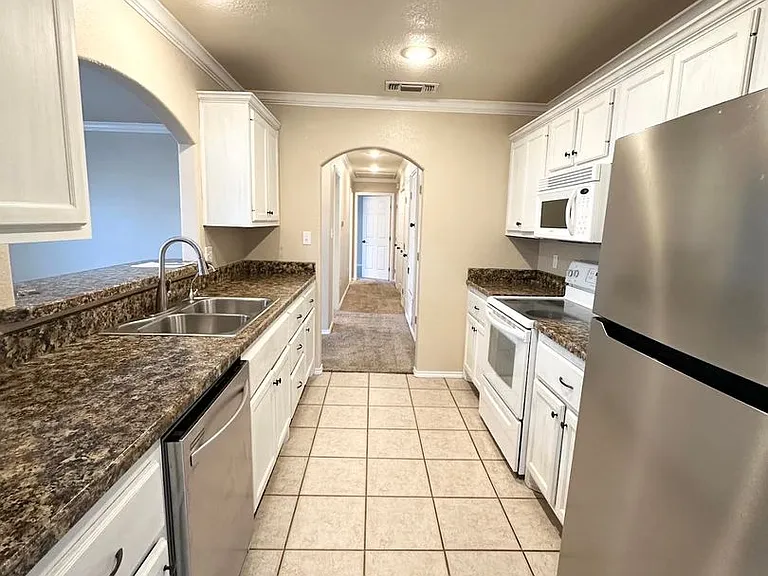 410 W Pine Ave — Photo 6