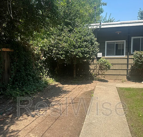 940 SE North St — Photo 33