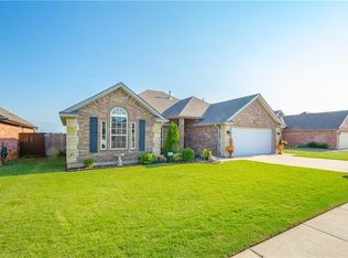 1916 SE 18th St, Moore, OK 73160