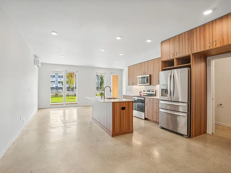 Ellis Apartments — Photo 1