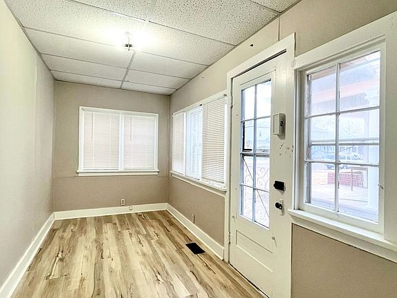 4th image of 116 W 10th Ave