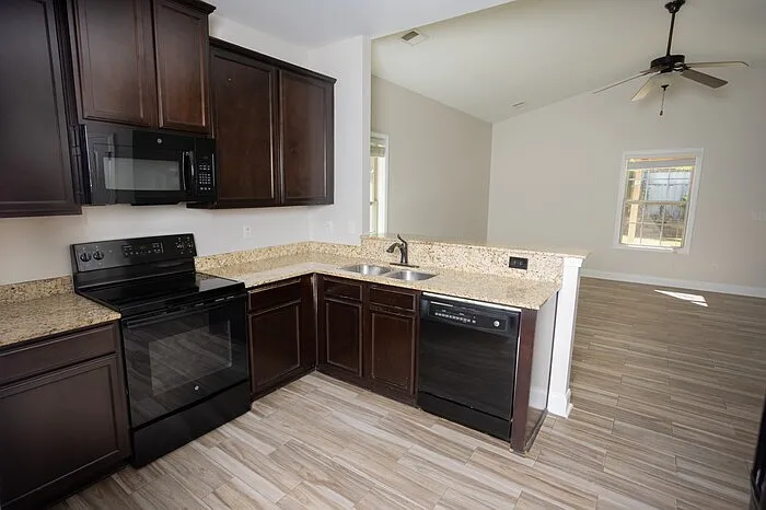 3 bed, 2.0 bath, 1400 sqft, $1,995 — Photo 4
