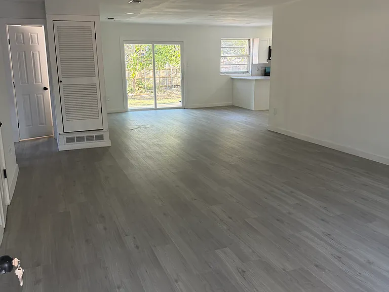 806 S Atkerson Ln — Photo 2