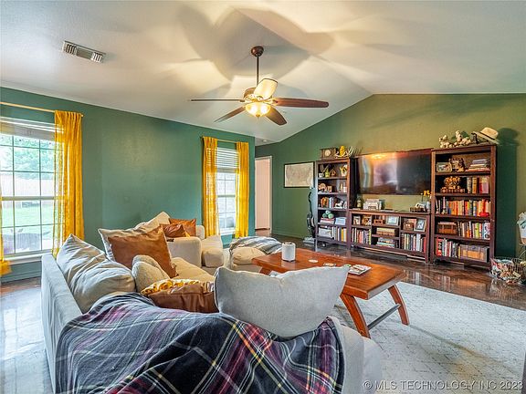 4th image of 2210 Apple Blossom Ln