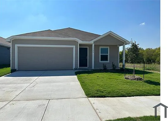 1328 Mahogany Ln — Photo 2