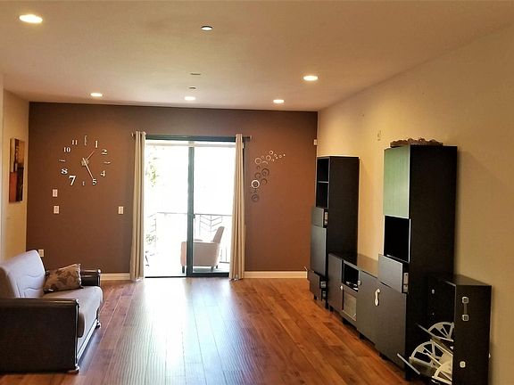 4th image of 230 S Jackson St APT 203
