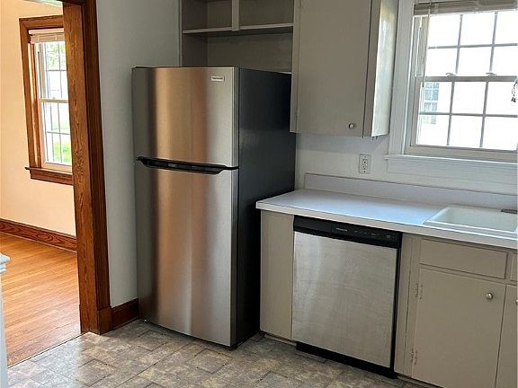 5th image of 809 Essex St