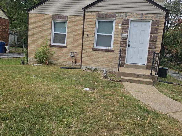 305 Newell Dr, Saint Louis, MO 63135