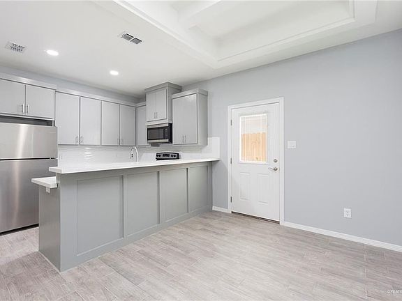 3rd image of 421 E Acacia Ave