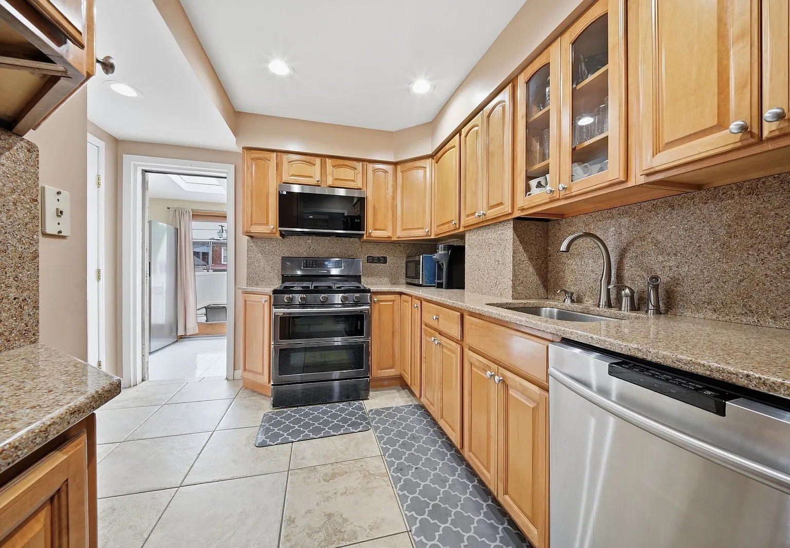 4 bed, 2.5 bath, 1110 sqft, $4,750 — Photo 4