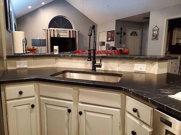 3rd image of 7687 Brookstone Dr