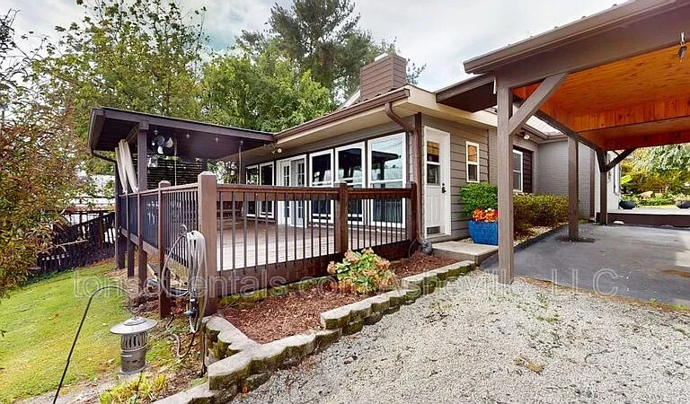 423 Crest Rd — Photo 2