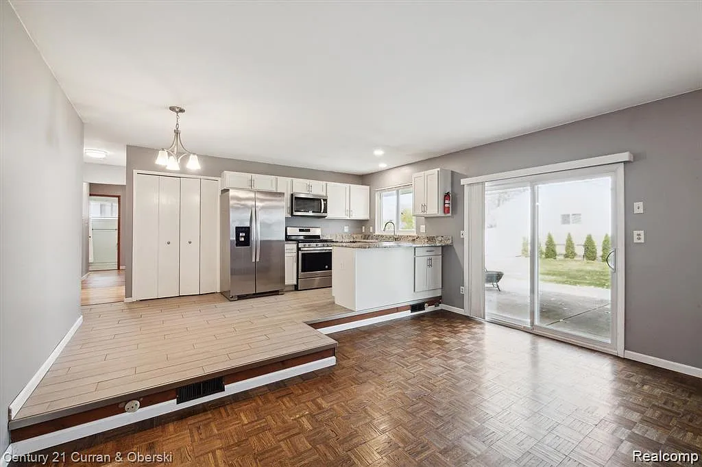 3 bed, 1.5 bath, 1237 sqft, $2,195 — Photo 3