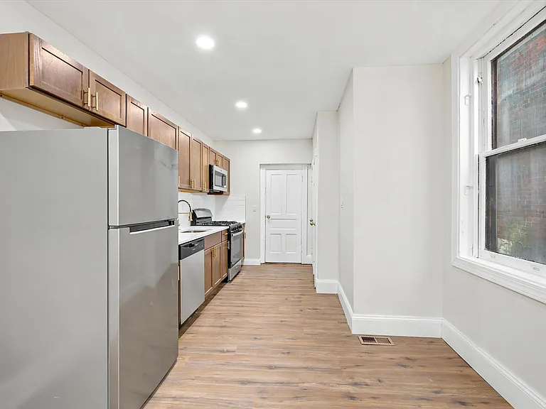 235 N Creighton St — Photo 23